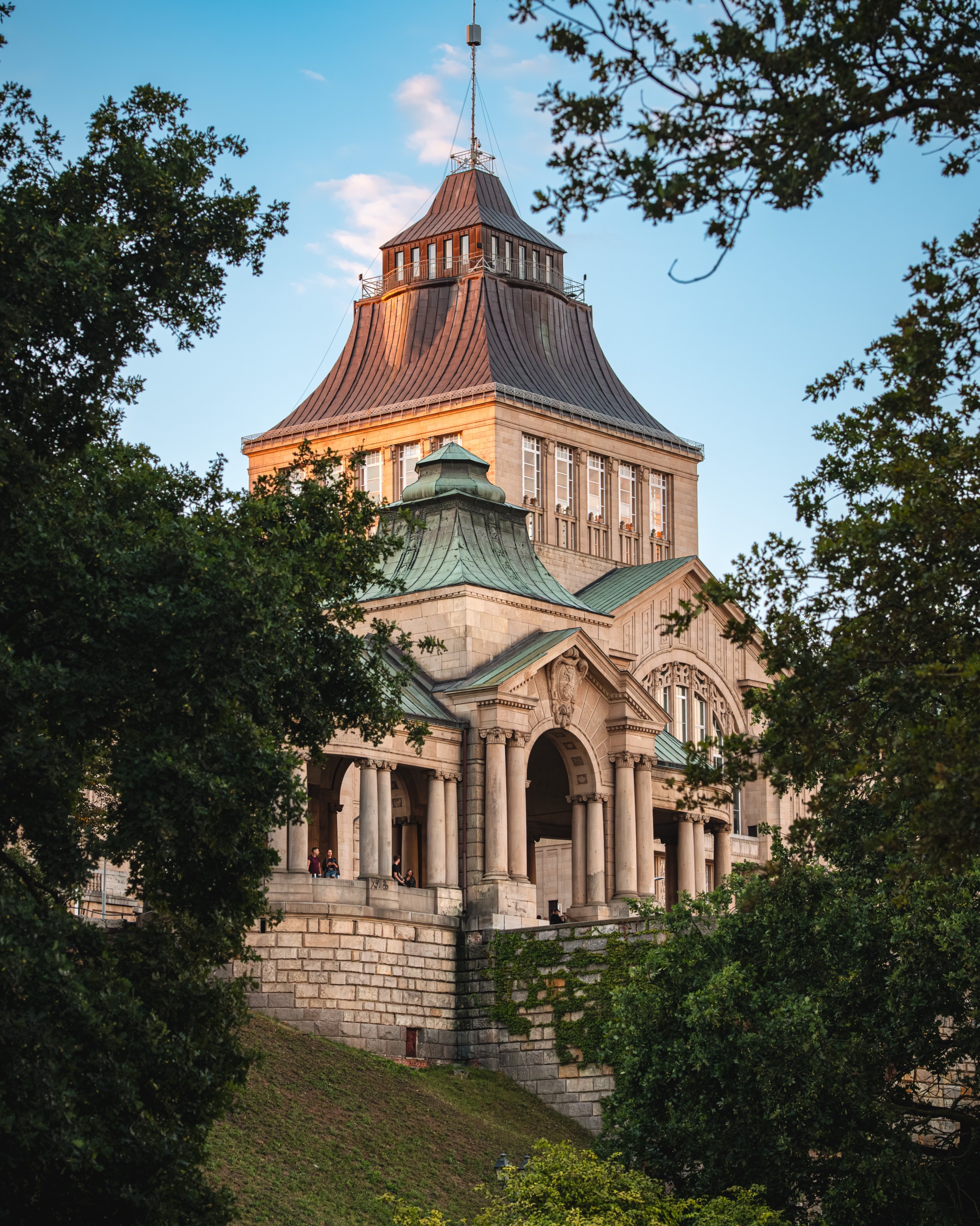 Architectural photograph taken with a Sigma 28–105 mm lens at a focal length of approx. 80 mm